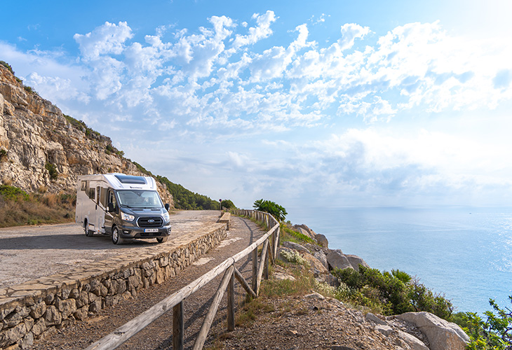 Compacte Spaanse halfintegraal camper van Benimar Yrteo