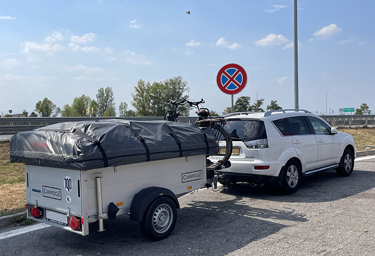 Hoe je een Tempo 100 sticker regelt voor je caravan of vouwwagen