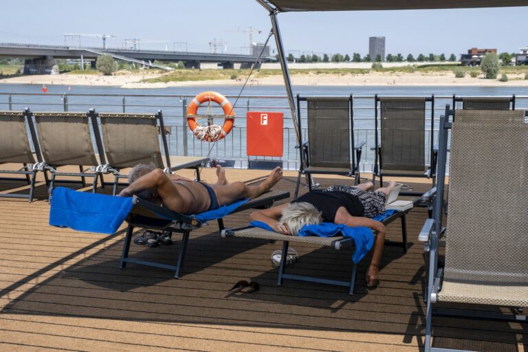 Nederlanders gaan massaal op vakantie ondanks prijsstijgingen.