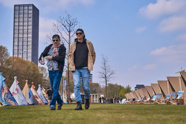 Start van de opbouw van Roadburn Camping in Spoorpark Tilburg